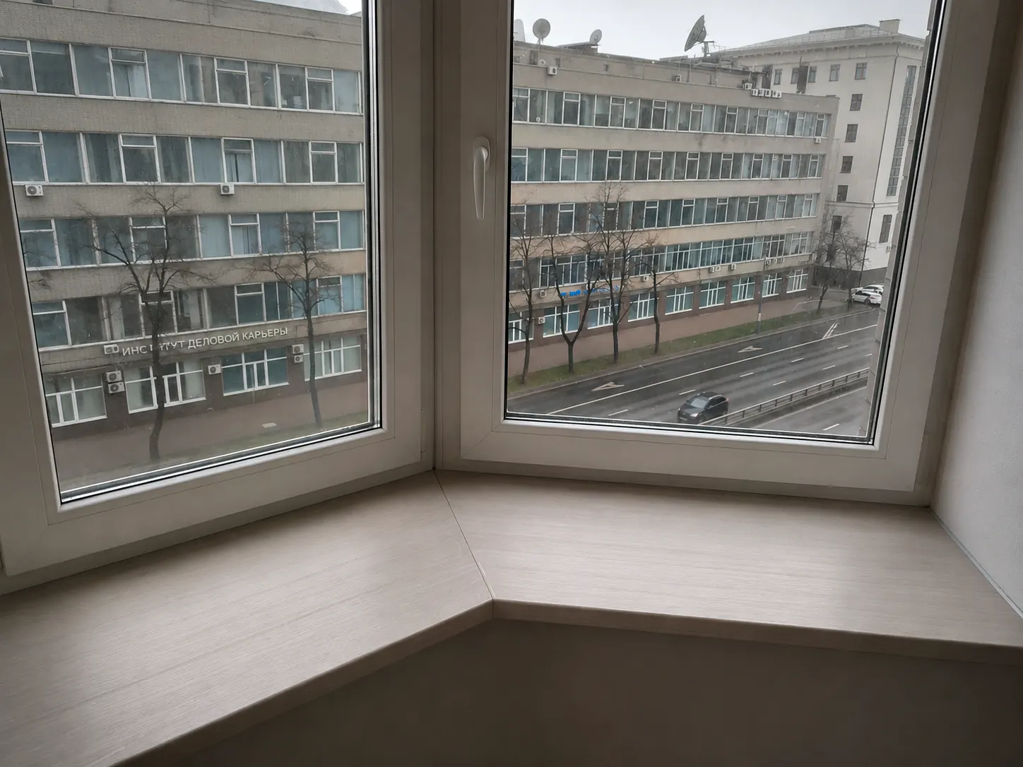 Угловой подоконник Moeller в комнате